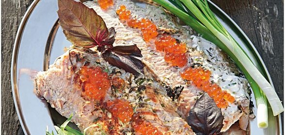 Лосось горячего копчения с травами