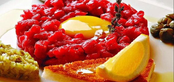 Тартар из говядины с желтком