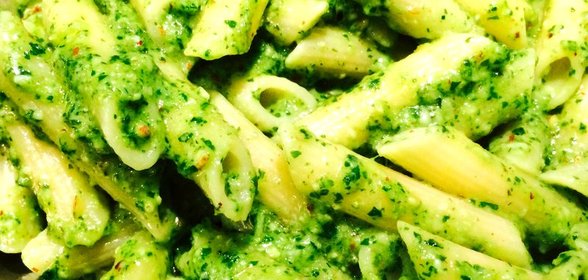 Пенне с песто из базилика и рукколы с фундуком