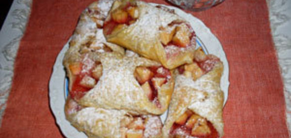 Пирожки с клюквенным джемом и яблоками