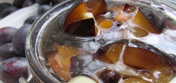 Сливы, маринованные с чесноком