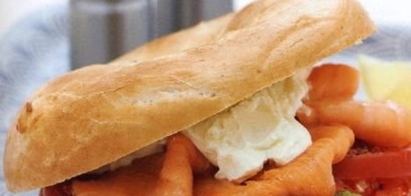 Горячие бургеры с помидорами и лососем