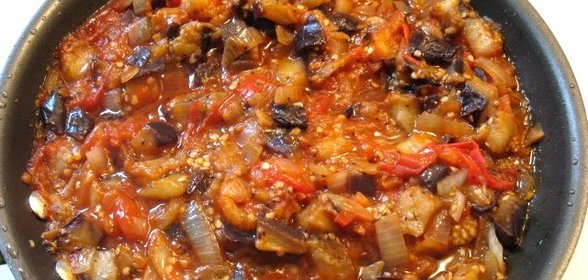 Тушеные баклажаны с помидорами