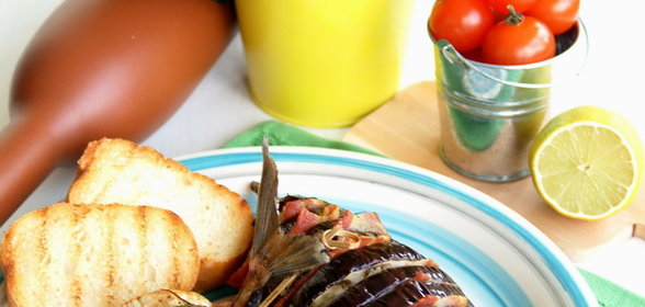 Рулет из скумбрии с беконом, розмарином и баклажаном на гарнир