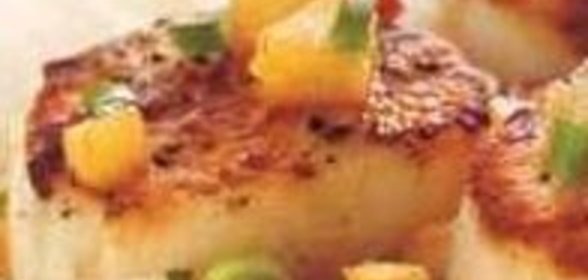 Морские гребешки с ананасовой сальсой