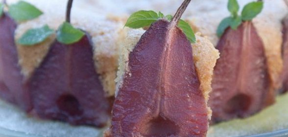Марципановый пирог с грушами в вине