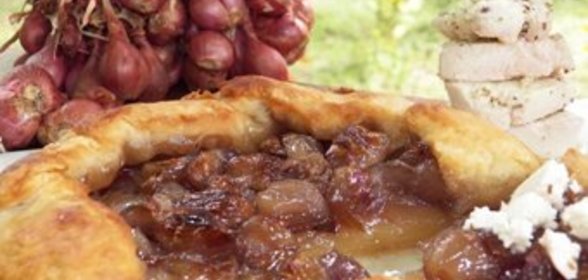 Шалот Тарт (Shallot Tart) на пивном слоеном тесте с маринованным домашним сыром