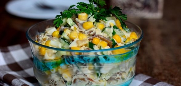 Салат с курицей, виноградом и фисташками