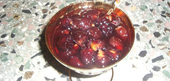 Варенье из красной черешни с грецкими орехами