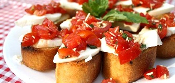 Брускетта с помидорами и моцареллой