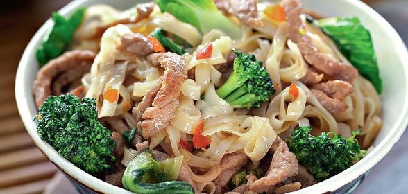 Рисовая лапша с говядиной, бок-чоем и брокколи