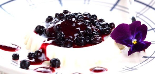 Густой черничный соус с лимонной цедрой