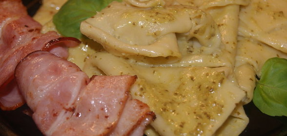 Шелковые платочки с соусом песто и беконом