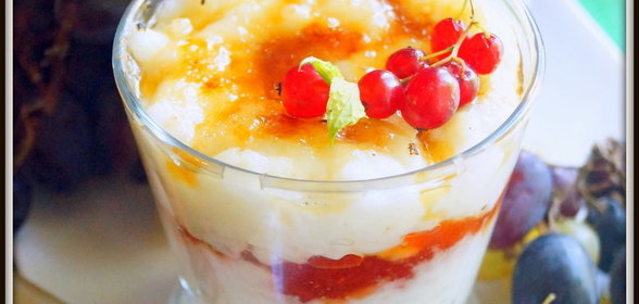 Слоёный рисовый пудинг с вареньем и карамельной корочкой