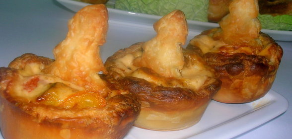 Закусочные корзиночки из слоеного теста с креветками, овощами и соусом бешамель