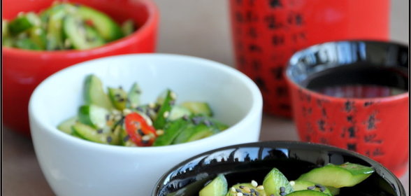 Закуска-салат из быстрых малосольных огурчиков в восточном стиле