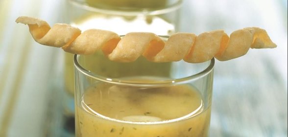 Холодный вишисуаз из петрушки с сырными палочками