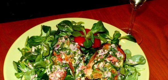Лосось с острым соусом сальса