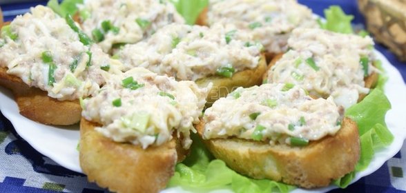 Салат из тунца с яйцом на тостах