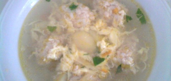 Суп с куриными фрикадельками и яйцом