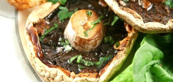 Грибы на гриле с трюфельным маслом, рукколой и пармезаном