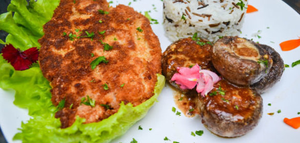 Куриная отбивная с рисом и запеченными грибами