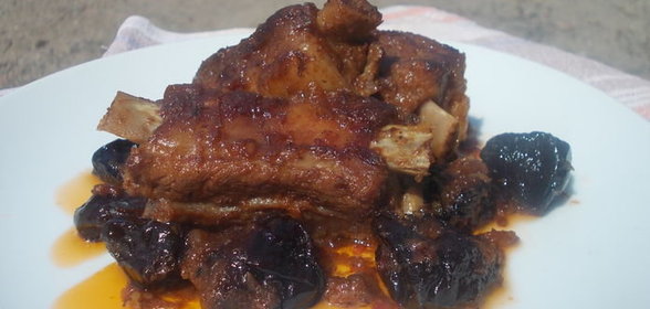 Ребра с черносливом,коньяком и овощами