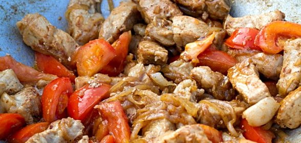 Свинина кусочками на сковороде с луком