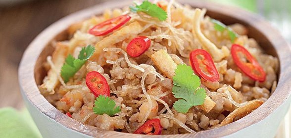 Хрустящая лапша со свининой, креветками и тофу