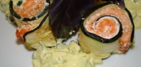 Рулетики из цуккини с семгой и грибным соусом