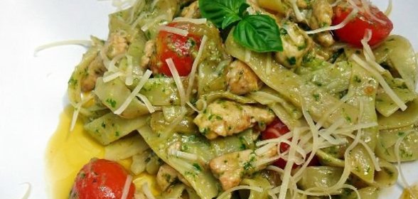 Паста с курицей и соусом песто