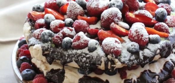 Торт «Павлова» с ягодами и глазурью