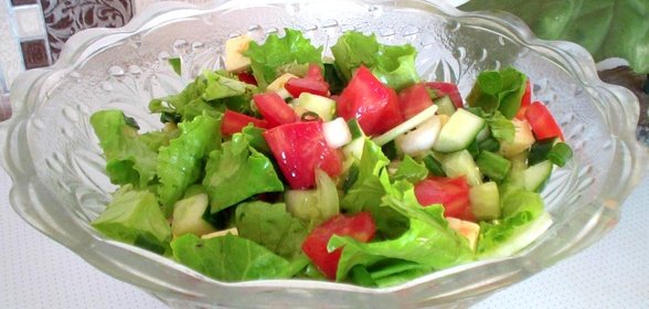 Салат овощной с сыром и зеленью