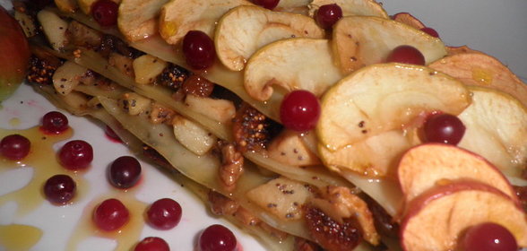 Яблочная лазанья с изюмом и орехами