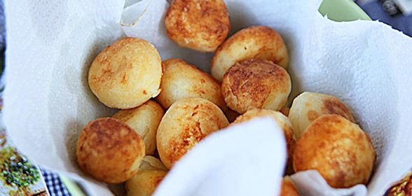 Творожные пряженцы с черничным конфитюром