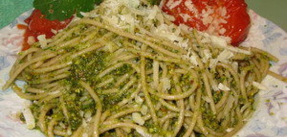 Дачная серия. Спагетти с песто из руколы и фисташек