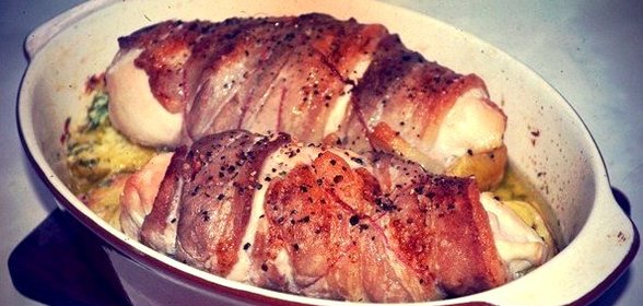 Куриная грудка в беконе с ароматной сырной начинкой на картофельной подушке