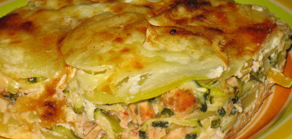 Слоеная запеканка с копченой рыбой