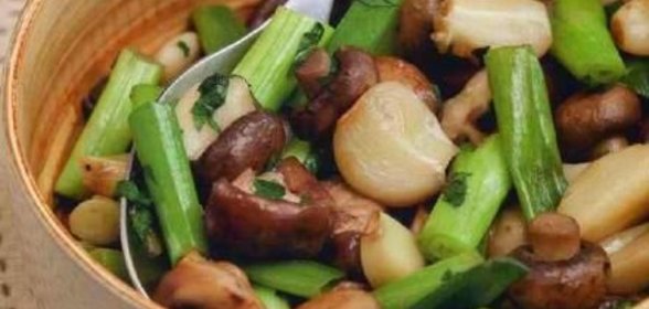 Жареные грибы с печеным чесноком и зеленым луком