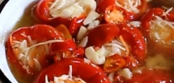 Перец, фаршированный капустой, в маринаде