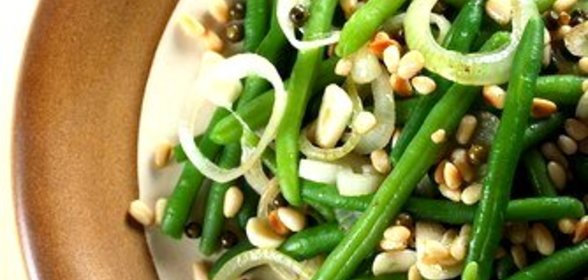 Зеленая фасоль с кедровыми орешками