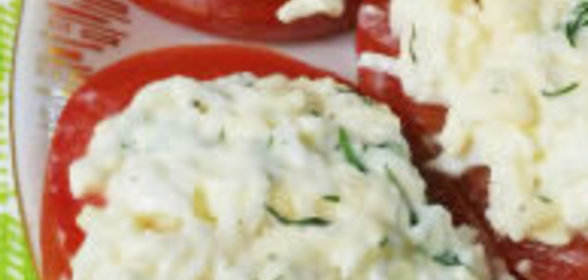 Закуска из помидоров, плавленого сыра и яиц