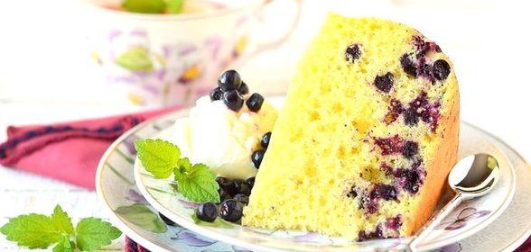 Бисквитный пирог с черникой в мультиварке