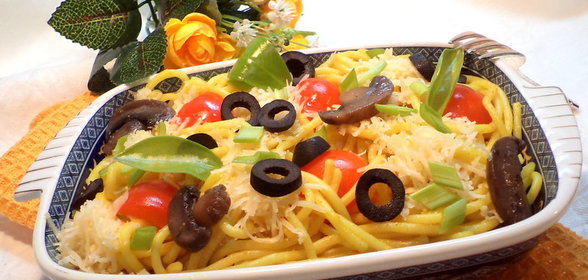 Спагетти с грибами, помидорами и маслинами