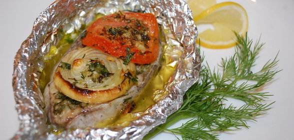 Сом, запеченный в фольге