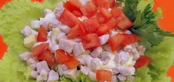 Салат с растительным маслом, курицей и помидорами