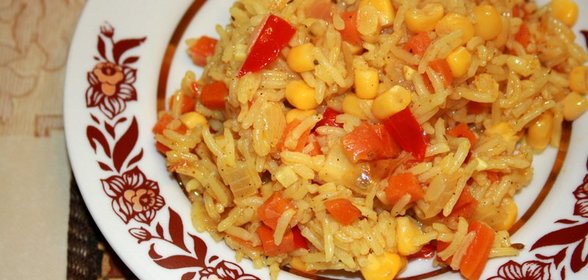 Рис с овощами и консервированной кукурузой