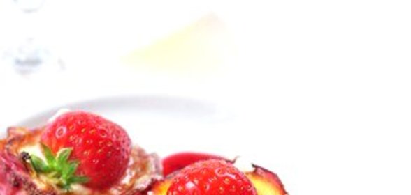 Нектарины с творогом и клубникой