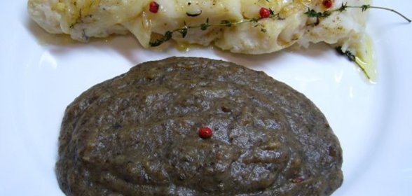 Рыбная косичка, запеченная в духовке, с «черным» пюре