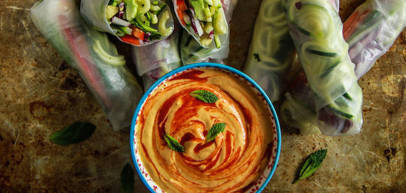 Овощные конвертики с соусом тахини-манго